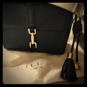 G.I.L.L.I. Crossbody or shoulder. EUC Black